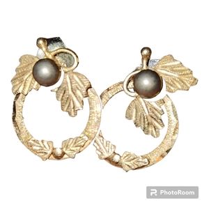 VINTAGE RGC 10K YELLOW & ROSE GOLD  LEAF PATTERN SMALL HOOP  EARRINGS.